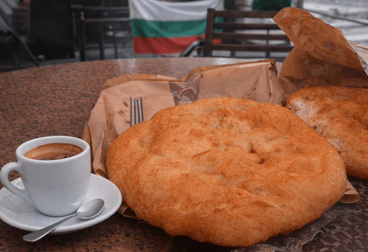 Sofya’da kahve yanında servis edilen geleneksel Bulgar hamur işi mekitsa